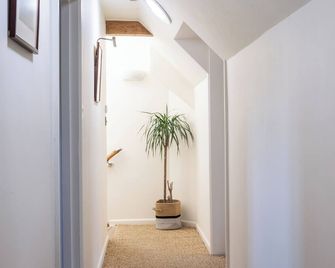 Mallard Cottage - Winchester - Hallway