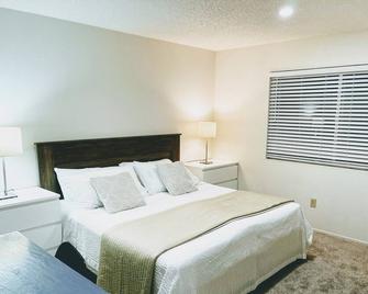3 Bdrm, Downtown Apartment Near Hospitals & Cafes - Redding - Bedroom