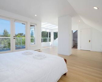 Elegant Spanish Villa with Ocean & Mountain Views - Vancouver