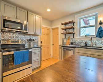 Updated Vintage Apartment 1/2 Mi to Main St - Keene - Kuchyň