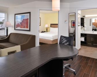 كاندلوود سويتس بومونت باي آيتش جي - باومونت (تكساس) - غرفة طعام