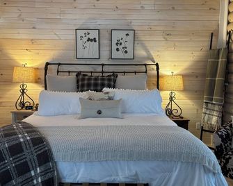 Beautiful Cabin on Private Wooded Acreage - Rising Fawn - Bedroom