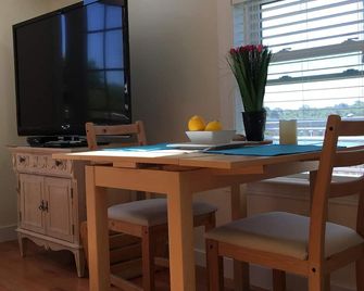 Private 2BR Peach Cottage. Easy walk to Old Harbor! - Block Island - Dining room