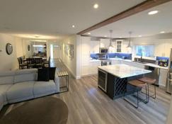 Sunny Stays Family Pool Home, Golf, lake and vineyards near YLW and UBCO - Kelowna - Kitchen