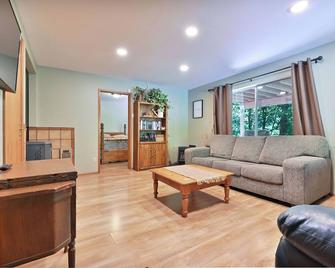 Gorgeous Home On 6 Scenic & Private Acres-Close To Many Lakes And Rivers - Pioneer - Living room