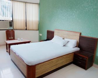 Hotel Sai Samrat Inn - Panvel - Bedroom