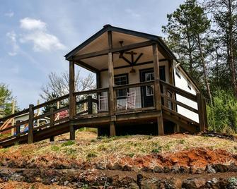 Sunset Cottage | 1 Bed, 1 Bath | Pet Friendly | Firepit - Copperhill - Building