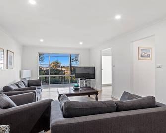 Island View Large Family Home Pool WI FI and Sweeping Views of Fingal - Fingal Bay - Wohnzimmer