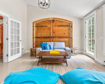 Gorgeous Home 1 mile to Beach and near Cape Cod Bikepath - Dennis - Phòng khách