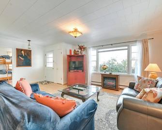 Family-Friendly Home in Downtown North Creek - North Creek - Living room
