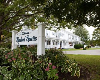 Kindred Spirits Inn & Cottages - Cavendish - Building