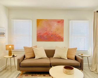 Beautiful modern home minutes from LAX and 15 minutes to most LA attractions - Inglewood - Wohnzimmer