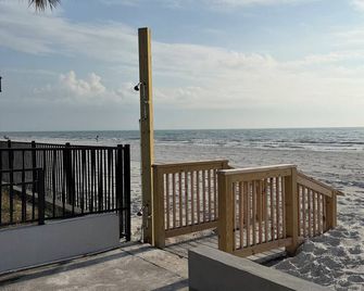 Cozy 1BR Condo with parking, 0min walk to Beach & walkable to Restaurants-Shops - North Redington Beach - Beach