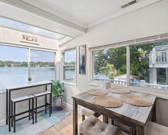 The Black Marlin Lakehouse - Brighton MI Waterfront Cottage - Brighton - Essbereich