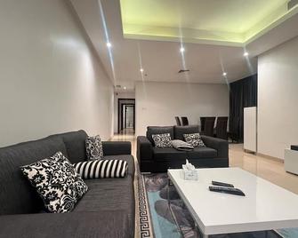 White Luxury Suite Hotel - Kuwait City - Living room