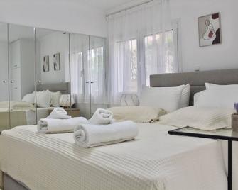 Bright and Peaceful Apartment near Varkiza beach - Vári - Schlafzimmer