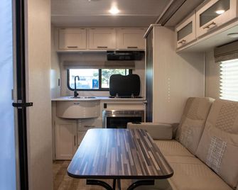 The Glamping Rpod in the Pines - Pet Friendly! - Flagstaff - Sala de estar