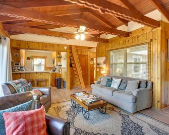 Crestline Cabin Close to Lake Arrowhead and Skiing - Crestline - Living room