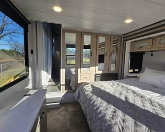 Cozy lodge sleeps 9, every room has THE VIEW! \nConvenience, serenity, adventure - Schoharie - Habitación