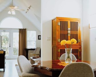 Shangri-La Boutique Bed & Breakfast - West Bay - Comedor