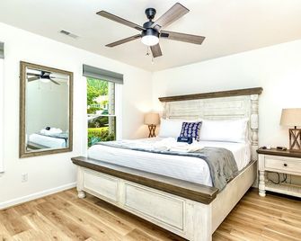 The Perky Pineapple; Quiet Ranch; 2 King Beds; Well Appointed; Centrally Located - Raleigh - Bedroom