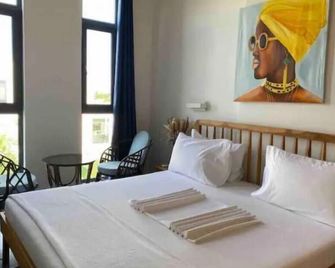 Modern 2-bedroom flat with pool & balcony near beach, a digital nomad's favorite - Paje - Chambre