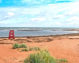 The Blue Buoy- Hot tub, King bed, Centrally located, stunning views. - Kensington - Beach