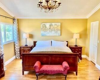 Charming 4-bedroom home w/ hot tub & canyon views - San Diego - Camera da letto