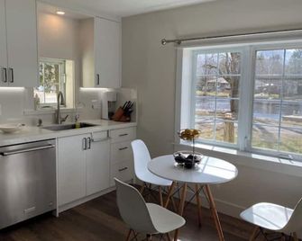 Beautiful Waterfront Cottage with Hot Tub in South Muskoka - Severn Bridge - Dining room