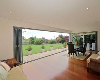 Bargara Beach Hideaway - 300 meters to beach - Bargara - Balcony