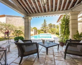 Villa Des Papes - Three Bedroom Villa, Sleeps 8 - Le Pontet - Patio