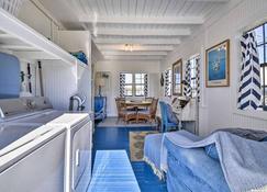 'Sand Pebbles': Bright Bungalow - Steps to Beach! - Kill Devil Hills - Living room