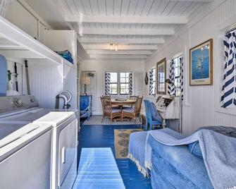 Sand Pebbles: Bright Bungalow - Steps to Beach! - Kill Devil Hills - Wohnzimmer