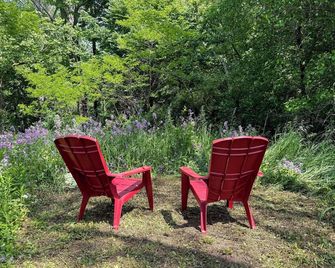 Snowmobile and Explore! Charming Kewaunee Hideaway - Kewaunee - Patio