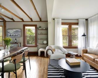 'The Pink Pad' Twin Cities Getaway Bungalow with a cozy loft - Minneapolis - Sala