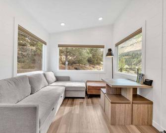 New! Eagles Landing B04 Tiny Home - Hot Tub - Madras
