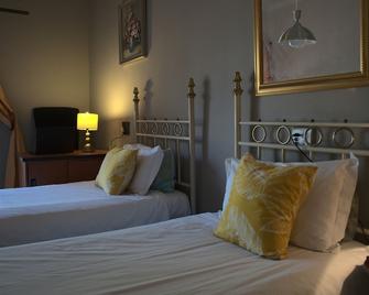 Aloha Lodge spacious bedroom, sleeps 2, with its own entrance and a garden view - Pretoria - Makuuhuone