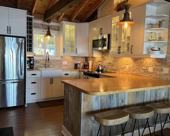 Beautiful Belmont Lake Cottage - Havelock - Kitchen