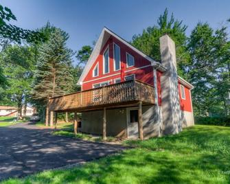 Beautiful Chalet with Hot Tub & Sauna in Poconos - Long Pond - Building