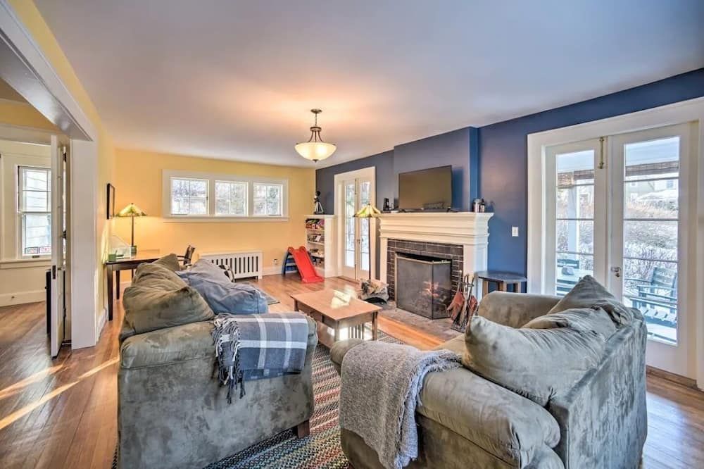 Historic Charm, Modern Amenities: book this Berkshires retreat for family fun! - אדמס - סלון