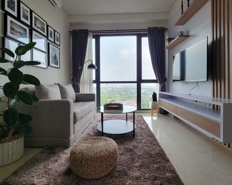 Resort Living Botanical Apartment Bsd - Tangerang City - Living room