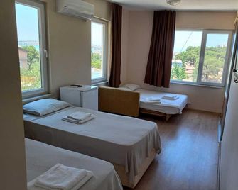 Camlaralti Pansiyon - Ayvalık - Habitación