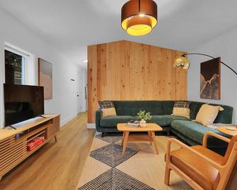Modern Cabin (Sequoia) - Dunsmuir