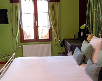 Logis hôtel Les Confins du perche - Thorigné-sur-Dué - Bedroom