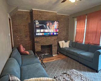 Charming 1-bedroom house with AC, WiFi in lovely Pittsburgh Southside - Pittsburgh - Living room
