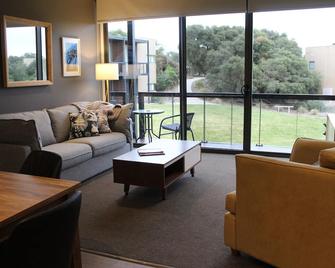 Coastal Cove Retreat - with heated pool near Hot Springs & Golf - Fingal - Sala de estar
