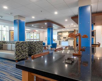 Holiday Inn Express & Suites Staunton By IHG - Staunton - Recepción