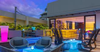 Holiday Inn & Suites Makati - Μακάτι - Βεράντα