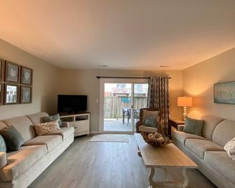 Oceanview Unit in Desirable, Family-Friendly Community. - Pine Knoll Shores - Sala de estar