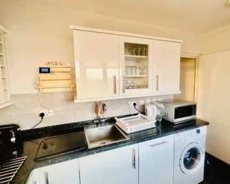3 bed Sky apartment SE15 Peckham - London - Kitchen